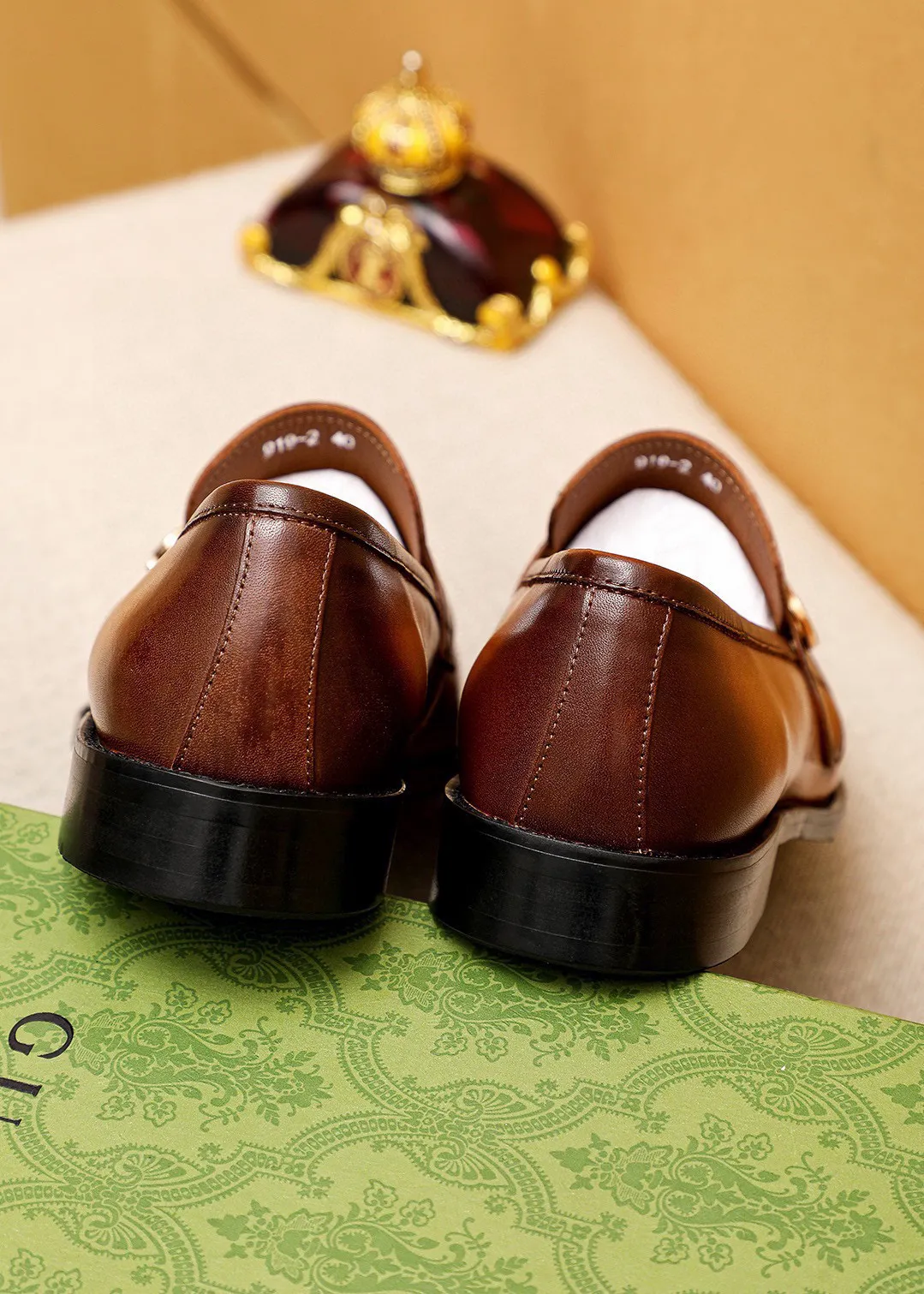 Men's shoes 💰400 💐 Product trademark: GUCCI "Gucci" casual leather shoes Regular size: 39-44 (38.45.46🉑️Customized) Product materials: Selected imported first-layer calfskin upper + luxury hardware buckle, imported 🐑 sheepskin lining. Strong three-dimensional visual effect, combined outsole Color: 2⃣️colors available